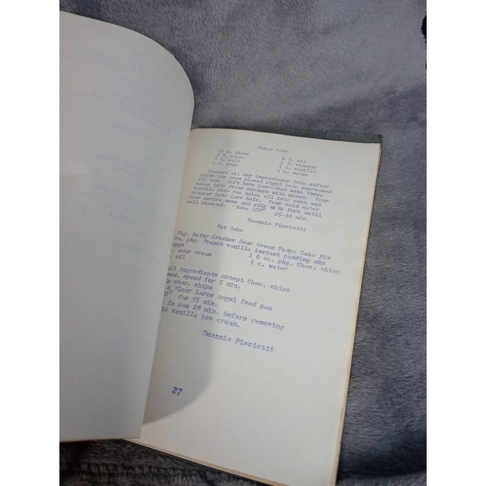 Milwaukee Newcomer's Club Cookbook Hand Typed 1970 Booklet Local Recipe‎ Book